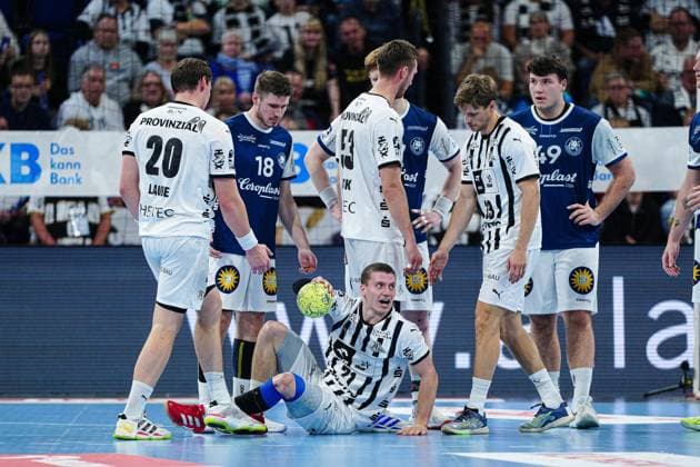 Elias Ellefsen a Skipagotu (THW Kiel, 71) nach Schlag ins Gesicht am Boden GER, THW Kiel vs. Bergischer HC, Handball, 1. Bundesliga, Spieltag 11, Saison 2025 2026, 09.11.2025 GER, THW Kiel vs. Bergischer HC, Handball, 1. Bundesliga, Spieltag 11, Saison 2025 2026, 09.11.2025 Kiel Copyright: xEibner-Pressefoto MarcelxvonxFehrnx EP_MFN