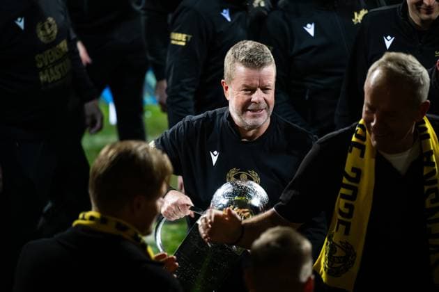 251109 Mjällbys tränare Anders Torstensson jublar med Lennart Johanssons pokal efter fotbollsmatchen i Allsvenskan mellan Mjällby och Häcken den 9 november 2025 i Hällevik. Copyright: CARLxSANDIN BB251109CS050
