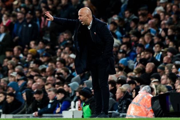 Premier League Manchester City v Liverpool Arne Slot Liverpool manager shouts instructions to his team during the Premier League match Manchester City vs Liverpool at Etihad Stadium, Manchester, United Kingdom, 9th November 2025 (Photo by Mark Cosgrove News Images) Manchester Etihad Stadium Manchester United, ManU Kingdom Copyright: xMarkxCosgrove NewsxImagesx