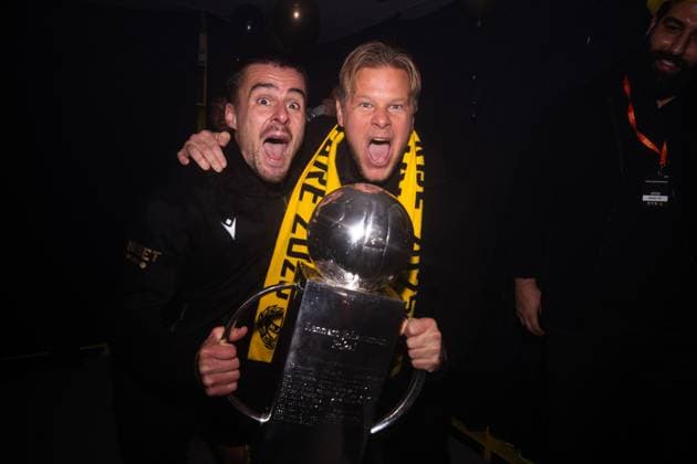 251109 Mjällbys Jesper Gustavsson jublar med Lennart Johanssons pokal efter fotbollsmatchen i Allsvenskan mellan Mjällby och Häcken den 9 november 2025 i Hällevik. Copyright: MATHILDAxSCHULER BB251109MA056