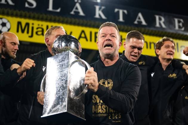 251109 Mjällbys tränare Anders Torstensson jublar med Lennart Johanssons pokal efter fotbollsmatchen i Allsvenskan mellan Mjällby och Häcken den 9 november 2025 i Hällevik. Copyright: MATHILDAxSCHULER BB251109MA057