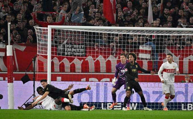 Strafraumszene, Torraumszene Zweikampf, Aktion Foul von Keven Schlotterbeck FC Augsburg FCA (31) gegen Dan-Axel Zagadou VfB Stuttgart (23) Schiedsrichter Referee Harm Osmers pfeift nach VAR, Video-Assistent, Videobeweis, Videoschiedsrichter Video Assistent Referee Elfmeter, Strafstoss VfB Stuttgart vs FC Augsburg FCA 09.11.2025 DFL REGULATIONS PROHIBIT ANY USE OF PHOTOGRAPHS AS IMAGE SEQUENCES AND OR QUASI-VIDEO VfB Stuttgart vs FC Augsburg FCA