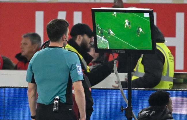 Strafraumszene, Torraumszene Zweikampf, Aktion Foul von Keven Schlotterbeck FC Augsburg FCA (31) gegen Dan-Axel Zagadou VfB Stuttgart (23) (nicht im Bild) Schiedsrichter Referee Harm Osmers pfeift nach VAR, Video-Assistent, Videobeweis, Videoschiedsrichter Video Assistent Referee Elfmeter, Strafstoss VfB Stuttgart vs FC Augsburg FCA 09.11.2025 DFL REGULATIONS PROHIBIT ANY USE OF PHOTOGRAPHS AS IMAGE SEQUENCES AND OR QUASI-VIDEO VfB Stuttgart vs FC Augsburg FCA