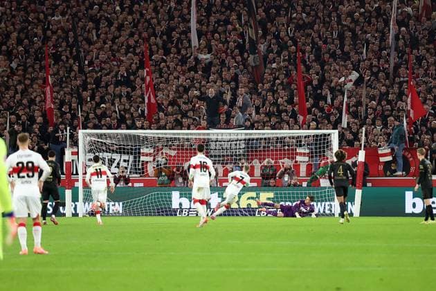 09.11.2025, xrekx, Fussball 1.Bundesliga, VfB Stuttgart - FC Augsburg v.l. Strafstoss Elfmeter zum 1:1 durch Maximilian Mittelstädt Mittelstaedt (VfB Stuttgart) Finn Dahmen (FC Augsburg) (DFL DFB REGULATIONS PROHIBIT ANY USE OF PHOTOGRAPHS as IMAGE SEQUENCES and or QUASI-VIDEO) Stuttgart