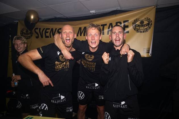 251109 Mjällbys spelare jublar efter fotbollsmatchen i Allsvenskan mellan Mjällby och Häcken den 9 november 2025 i Hällevik. Copyright: MATHILDAxSCHULER BB251109MA062