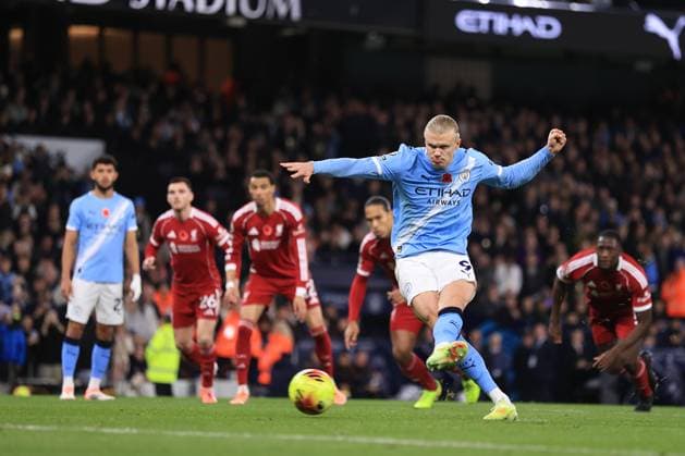 Manchester City v Liverpool 09 November 2025 Manchester - Premier League football - Manchester City v Liverpool - Erling Haaland of Manchester City takes a penalty kick that was saved - (Photo by Simon Stacpoole). Manchester UK Copyright: xSimonxStacpoolexOffside