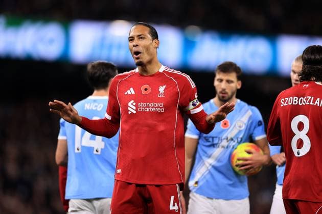 Manchester City v Liverpool 09 November 2025 Manchester - Premier League football - Manchester City v Liverpool - Virgil van Dijk of Liverpool complains about the awarding of a penalty kick to Manchester City - (Photo by Simon Stacpoole). Manchester UK Copyright: xSimonxStacpoolexOffside