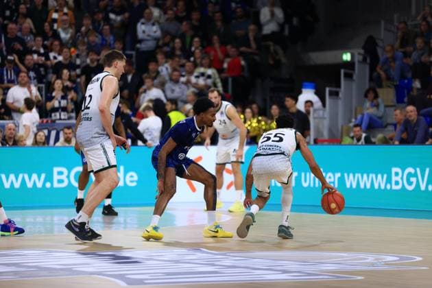 RECORD DATE NOT STATED Eli Brooks (55; Gladiators Trier) dribbelt den Ball, während Michael Weathers (20; MLP Academics Heidelberg) in Verteidigungsposition ist easyCredit BBL: MLP Academics Heidelberg – Gladiators Trier 09.11.2025 im SNP-Dome, Heidelberg Eli Brooks (55; Gladiators Trier) dribbelt