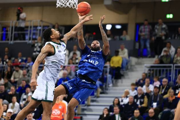 RECORD DATE NOT STATED DJ Horne (0; MLP Academics Heidelberg) versucht einen Korbleger gegen einen Verteidiger von Gladiators Trier easyCredit BBL: MLP Academics Heidelberg – Gladiators Trier 09.11.2025 im SNP-Dome, Heidelberg DJ Horne (0; MLP Academics Heidelberg) mit Wurfversuch