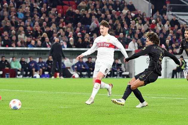 09.11.2025, xrekx, Fussball 1.Bundesliga, VfB Stuttgart - FC Augsburg v.l. Torschuss zum 1:2 durch Han-Noah Massengo (FC Augsburg) Angelo Stiller (VfB Stuttgart) (DFL DFB REGULATIONS PROHIBIT ANY USE OF PHOTOGRAPHS as IMAGE SEQUENCES and or QUASI-VIDEO) Stuttgart