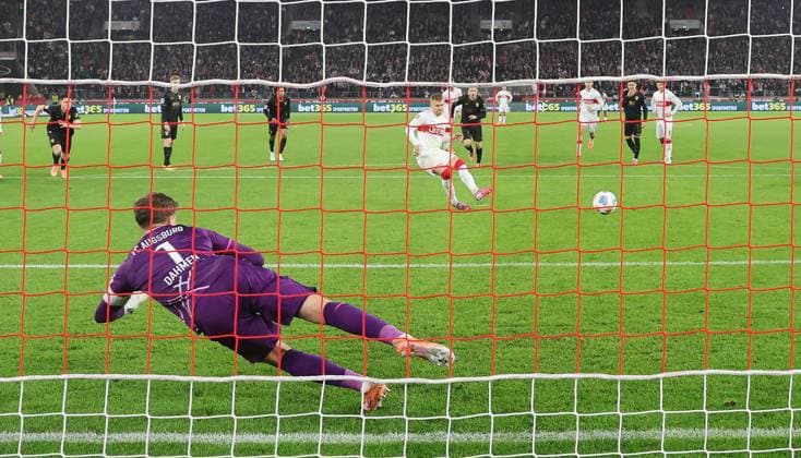 Stuttgart , Bundesliga Fußball VfB Stuttgart vs. FC Augsburg , Maximilian Mittelstaädt ( VfB ) verwandelt einen Elfmeter gegen Finn Dahmen ( Augs ) zum 1: 1 Tor Gemäß den Vorgaben der DFL Deutschen Fußball Liga ist es untersagt, in dem Stadion und oder vom Spiel angefertigte Fotoaufnahmen in Form von Sequenzbildern und oder videoähnlichen Fotostrecken zu verwerten bzw. verwerten zu lassen.