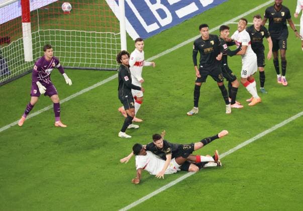 09.11.25 VfB Stuttgart - FC Augsburg Deutschland, Stuttgart, 09.11.2025, Fussball, Bundesliga, Saison 2025 2026, VfB Stuttgart - FC Augsburg: Kevin Schloterbeck Augsburg foult Dan Axel Zagadu VFB, Elfmeter.