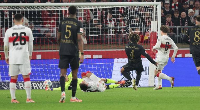 Stuttgart , Bundesliga Fußball VfB Stuttgart vs. FC Augsburg , Tor zum 1 : 2 , Torschütze Han-Noah Massengo ( 4 ) Gemäß den Vorgaben der DFL Deutschen Fußball Liga ist es untersagt, in dem Stadion und oder vom Spiel angefertigte Fotoaufnahmen in Form von Sequenzbildern und oder videoähnlichen Fotostrecken zu verwerten bzw. verwerten zu lassen.