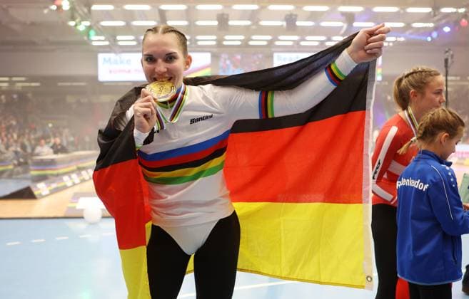 BAU 09.11.2025 Göppingen Kunstrad UCI Hallenrad WM 2025, Weltmeisterin Jana Pfann (GER) jubelt und beißt in ihre Medaille