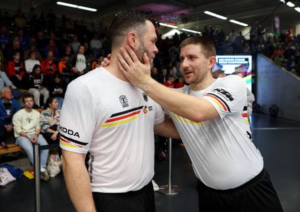 BAU 09.11.2025 Göppingen Kunstrad UCI Hallenrad WM 2025, v.l. Radball-Weltmeister Raphael Kopp und Bernd Mlady (GER) jubeln