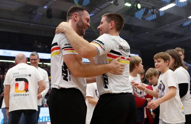 BAU 09.11.2025 Göppingen Kunstrad UCI Hallenrad WM 2025, v.l. Radball-Weltmeister Raphael Kopp und Bernd Mlady (GER) jubeln