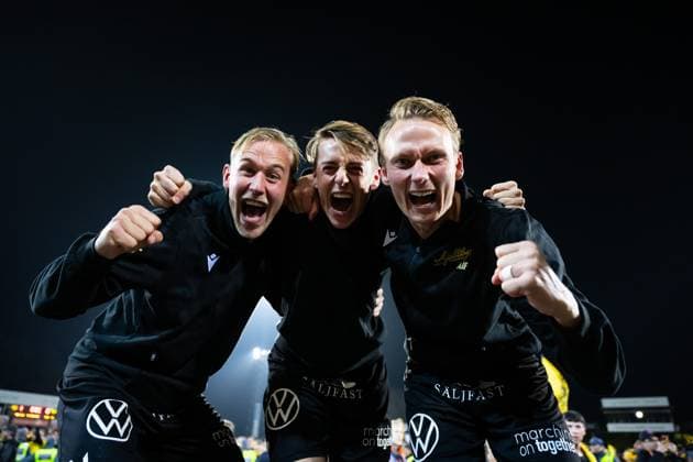 251109 Mjällbys Herman Johansson, Elliot Stroud och Alexander Johansson jublar efter fotbollsmatchen i Allsvenskan mellan Mjällby och Häcken den 9 november 2025 i Hällevik. Copyright: MATHILDAxSCHULER BB251109MA068
