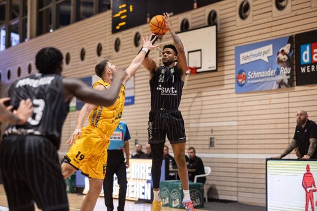 Bozic Estriche Kirchheim Knights - Tigers Tuebingen, Herren, 2. Bundesliga, Barmer 2. Basketball Bundesliga, pro A, 8. Spieltag, Spielzeit 2025 2026, 09.11.2025 Bernard Pelote (Tigers Tuebingen, 01) beim Dreier gegen Aeneas Jung (Bozic Estriche Kirchheim Knights, 19)