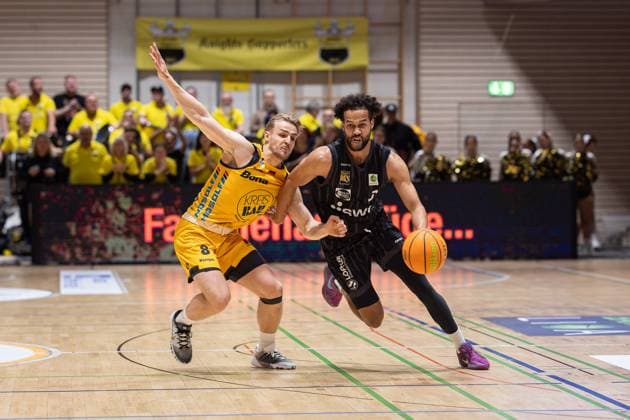 Bozic Estriche Kirchheim Knights - Tigers Tuebingen, Herren, 2. Bundesliga, Barmer 2. Basketball Bundesliga, pro A, 8. Spieltag, Spielzeit 2025 2026, 09.11.2025 Miles Tention (Tigers Tuebingen, 03) mit dem Ball gegen Lucas Mayer (Bozic Estriche Kirchheim Knights, 08)