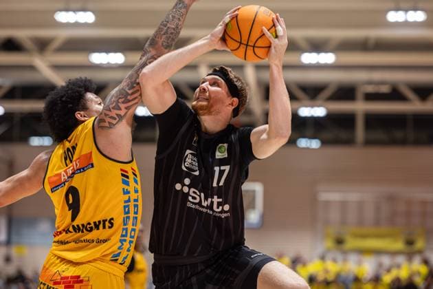 Bozic Estriche Kirchheim Knights - Tigers Tuebingen, Herren, 2. Bundesliga, Barmer 2. Basketball Bundesliga, pro A, 8. Spieltag, Spielzeit 2025 2026, 09.11.2025 Lukas Milner (Tigers Tuebingen, 17) beim Abschluss unter dem Korb gegen Tylan Pope (Bozic Estriche Kirchheim Knights, 09)