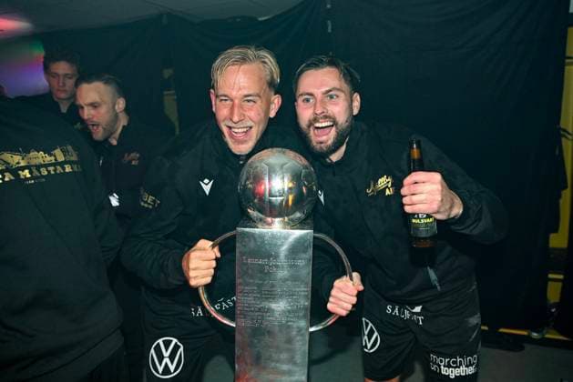 HÄLLEVIK , SVERIGE 20251109 Mjällbys Herman Johansson och Axel NorÃ n med SM-pokalen i omklädningsrummet efter söndagens fotbollsmatch i allsvenskans sista omgang mellan Mjällby AIF och BK Häcken pa Strandvallen. HÄLLEVIK SVERIGE x50090x Copyright: xJohanxNilsson TTx ALLSVENSKAN MJÄLLBY-HÄCKEN