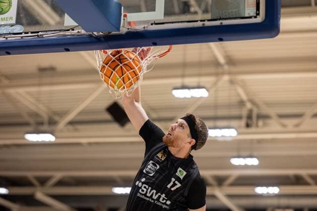 Bozic Estriche Kirchheim Knights - Tigers Tuebingen, Herren, 2. Bundesliga, Barmer 2. Basketball Bundesliga, pro A, 8. Spieltag, Spielzeit 2025 2026, 09.11.2025 Lukas Milner (Tigers Tuebingen, 17) beim Dunking