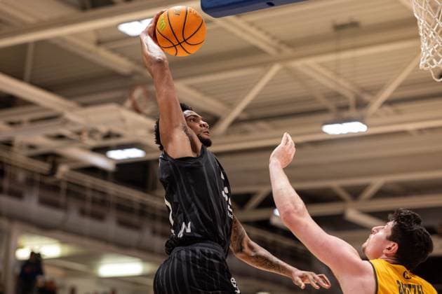 Bozic Estriche Kirchheim Knights - Tigers Tuebingen, Herren, 2. Bundesliga, Barmer 2. Basketball Bundesliga, pro A, 8. Spieltag, Spielzeit 2025 2026, 09.11.2025 Bernard Pelote (Tigers Tuebingen, 01) beim Dunking ueber Nicolas Bretzel (Bozic Estriche Kirchheim Knights, 21)