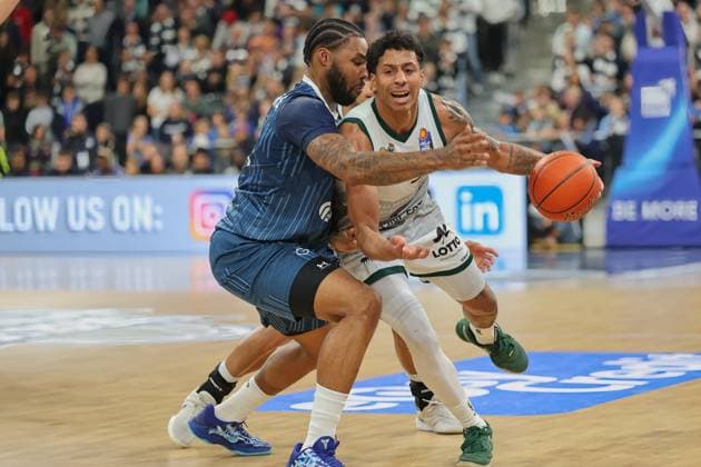 v. li. im Zweikampf, Marcus Werthers (MLP Academics Heidelberg, 00), Eli Brooks (Vet-Concept Gladiators Trier, 55) GER, MLP Academics Heidelberg vs. Vet-Concept Gladiators Trier, Basketball, easycredit Basketball Bundesliga, 7.Spieltag, Saison, 2025 2026, 09.11.2025 GER, MLP Academics Heidelberg vs. Vet-Concept Gladiators Trier, Basketball, easycredit Basketball Bundesliga, 7.Spieltag, Saison, 2025 2026, 09.11.2025 Heidelberg Copyright: xEibner-Pressefoto JoergxHirschx EP_JHH