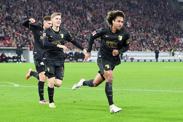 09.11.2025, xrekx, Fussball 1.Bundesliga, VfB Stuttgart - FC Augsburg v.l. Torjubel nach dem Tor zum celebrating the goal celebrate 1:2 durch Han-Noah Massengo (FC Augsburg) (DFL DFB REGULATIONS PROHIBIT ANY USE OF PHOTOGRAPHS as IMAGE SEQUENCES and or QUASI-VIDEO) Stuttgart