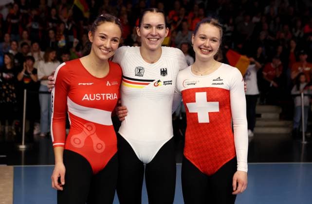 BAU 09.11.2025 Göppingen Kunstrad UCI Hallenrad WM 2025, Damen Einzel, v.l. Lorena Schneider (AUT, 3. Platz), Weltmeisterin Jana Pfann (GER), Alessa Hotz (SUI, 2. Platz)