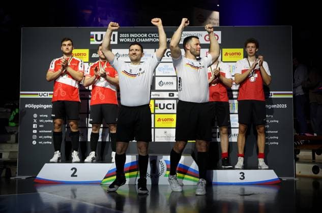 BAU 09.11.2025 Göppingen Kunstrad UCI Hallenrad WM 2025, Radball Siegerehrung, vorne Bernd Mlady (GER) und Raphael Kopp (GER) jubeln