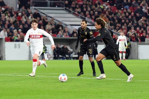 09.11.2025, xrekx, Fussball 1.Bundesliga, VfB Stuttgart - FC Augsburg v.l. Torschuss zum 1:2 durch Han-Noah Massengo (FC Augsburg) Angelo Stiller (VfB Stuttgart) (DFL DFB REGULATIONS PROHIBIT ANY USE OF PHOTOGRAPHS as IMAGE SEQUENCES and or QUASI-VIDEO) Stuttgart