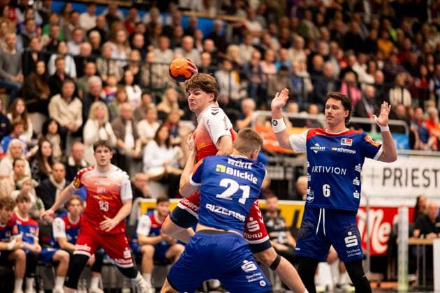 Valentin Willner (TuSEM Essen, 05), gegen Daniel Flad, (HBW Balingen Weilstetten, 21) , HBW Balingen Weilstetten vs. TuSEM Essen, Handball, 2. Bundesliga, 10. Spieltag, Saison 2025 2026, 09.11.2025 Eibner-Pressefoto Andreas Ulmer HBW Balingen Weilstetten vs. TuSEM Essen, Handball, 2. Bundesliga, 10. Spieltag, Saison 2025 2026, 09.11.2025 Balingen Copyright: xEibner-Pressefoto AndreasxUlmerx EP_AUR