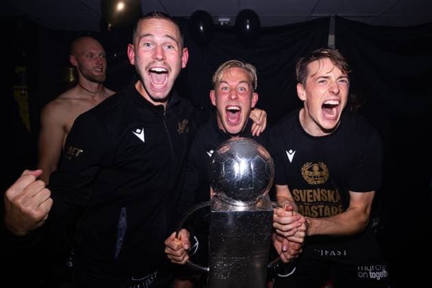 251109 Mjällbys Herman Johansson jublar med Lennart Johanssons pokal efter fotbollsmatchen i Allsvenskan mellan Mjällby och Häcken den 9 november 2025 i Hällevik. Copyright: MATHILDAxSCHULER BB251109MA074