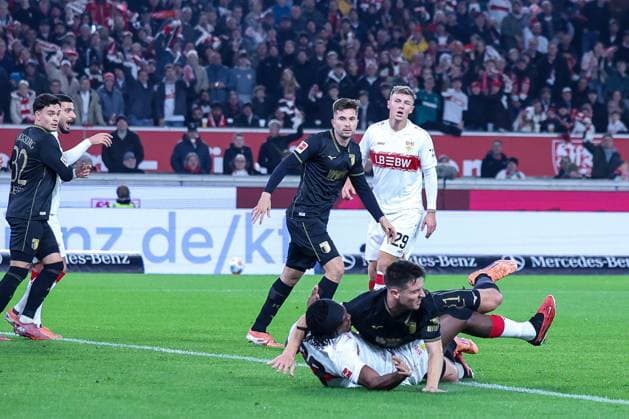 Keven Schlotterbeck 31 (FC Augsburg) foult Lorenz Assignon 22 (VfB Stuttgart), was zum Strafstoss fuer Stuttgart fuehrt, VfB Stuttgart vs. FC Augsburg, Fussball, Maenner, DFL, Bundesliga, Saison 2025 2026, MHP Arena, 10. Spieltag, 09.11.2025 Stuttgart Baden-Wuerttemberg Deutschland