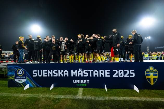 251109 Mjällbys spelare jublar med Lennart Johanssons pokal efter fotbollsmatchen i Allsvenskan mellan Mjällby och Häcken den 9 november 2025 i Hällevik. Copyright: MATHILDAxSCHULER BB251109MA072