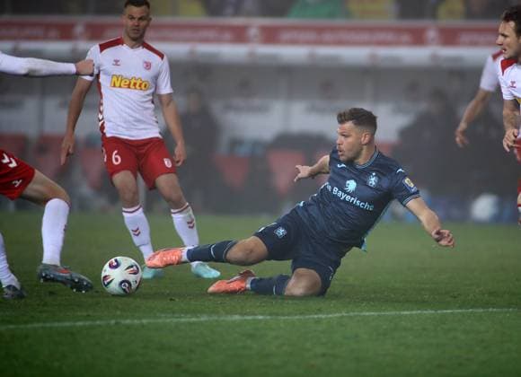 Fussball, Herren, 3.Liga, Saison 2025 2026, SSV Jahn Regensburg - TSV 1860 München, Jahnstadion Florian Niederlechner (TSV 1860 München) grätscht in einen Ball hinein