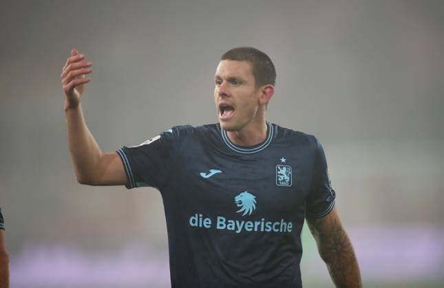 Fussball, Herren, 3.Liga, Saison 2025 2026, SSV Jahn Regensburg - TSV 1860 München, Jahnstadion Max Reinthaler (TSV 1860 München) aufgebracht, hebt den rechten Arm, rufen