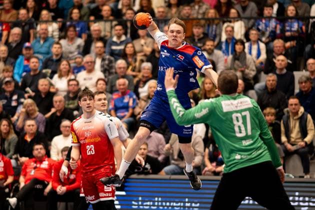 Tim Gruener (HBW Balingen Weilstetten, 18), gegen Dominique Plaue, (TuSEM Essen, 87, Torhueter), HBW Balingen Weilstetten vs. TuSEM Essen, Handball, 2. Bundesliga, 10. Spieltag, Saison 2025 2026, 09.11.2025 Eibner-Pressefoto Andreas Ulmer HBW Balingen Weilstetten vs. TuSEM Essen, Handball, 2. Bundesliga, 10. Spieltag, Saison 2025 2026, 09.11.2025 Balingen Copyright: xEibner-Pressefoto AndreasxUlmerx EP_AUR