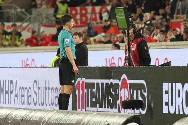 09.11.2025, xrekx, Fussball 1.Bundesliga, VfB Stuttgart - FC Augsburg v.l. VAR Strafstoss Elfmeter Schiedsrichter Referee Harm Osmers (DFL DFB REGULATIONS PROHIBIT ANY USE OF PHOTOGRAPHS as IMAGE SEQUENCES and or QUASI-VIDEO) Stuttgart