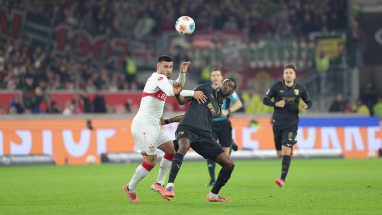 Stuttgart , Bundesliga Fußball VfB Stuttgart vs. FC Augsburg , v.l. Deniz Undav (VfB) Chrislain Matsima (Augsburg) Gemäß den Vorgaben der DFL Deutschen Fußball Liga ist es untersagt, in dem Stadion und oder vom Spiel angefertigte Fotoaufnahmen in Form von Sequenzbildern und oder videoähnlichen Fotostrecken zu verwerten bzw. verwerten zu lassen.