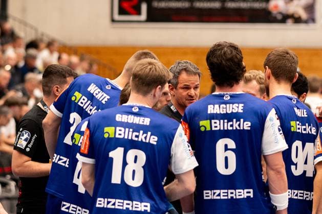 Auszeit,, Matthias Flohr, (HBW Balingen Weilstetten, Trainer) stimmt sein Team ein, HBW Balingen Weilstetten vs. TuSEM Essen, Handball, 2. Bundesliga, 10. Spieltag, Saison 2025 2026, 09.11.2025 Eibner-Pressefoto Andreas Ulmer HBW Balingen Weilstetten vs. TuSEM Essen, Handball, 2. Bundesliga, 10. Spieltag, Saison 2025 2026, 09.11.2025 Balingen Copyright: xEibner-Pressefoto AndreasxUlmerx EP_AUR