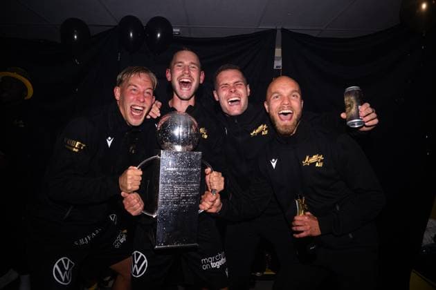 251109 Mjällbys spelare jublar med Lennart Johanssons pokal efter fotbollsmatchen i Allsvenskan mellan Mjällby och Häcken den 9 november 2025 i Hällevik. Copyright: MATHILDAxSCHULER BB251109MA077