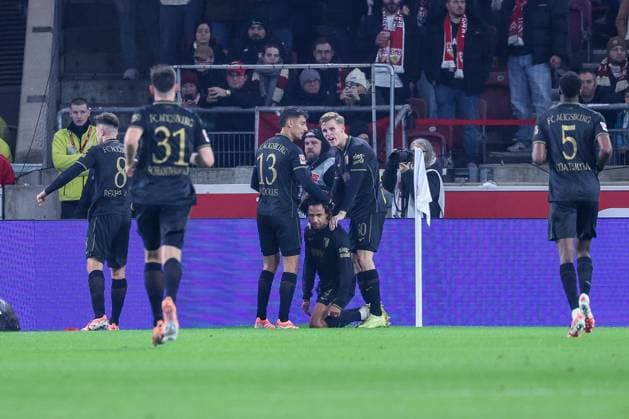 Torjubel der Mannschaft (FC Ausgburg) nach dem 1:2 von Han-Noah Massengo 4 FC Augsburg), VfB Stuttgart vs. FC Augsburg, Fussball, Maenner, DFL, Bundesliga, Saison 2025 2026, MHP Arena, 10. Spieltag, 09.11.2025 Stuttgart Baden-Wuerttemberg Deutschland