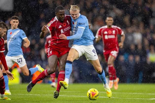 Football - FA Premier League - Manchester City FC v Liverpool FC MANCHESTER, ENGLAND - Sunday, November 9, 2025: Liverpool s Ibrahima KonatÃ (L) challenges Manchester City s goalscorer Erling Haaland during the FA Premier League match between Manchester City FC and Liverpool FC at the City of Manchester Stadium. (Photo by David Rawcliffe Propaganda) MANCHESTER City of Manchester Stadium GREATER MANCHESTER ENGLAND  Copyright: xDavidxRawcliffex P2025-11-09-Man_City_Liverpool-59