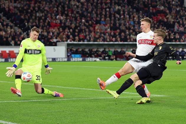 09.11.2025, xrekx, Fussball 1.Bundesliga, VfB Stuttgart - FC Augsburg v.l. Alexander Nübel Nuebel (VfB Stuttgart) Finn Jeltsch (VfB Stuttgart) Anton Kade (FC Augsburg) (DFL DFB REGULATIONS PROHIBIT ANY USE OF PHOTOGRAPHS as IMAGE SEQUENCES and or QUASI-VIDEO) Stuttgart