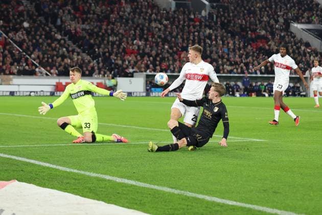09.11.2025, xrekx, Fussball 1.Bundesliga, VfB Stuttgart - FC Augsburg v.l. Alexander Nübel Nuebel (VfB Stuttgart) Finn Jeltsch (VfB Stuttgart) Anton Kade (FC Augsburg) (DFL DFB REGULATIONS PROHIBIT ANY USE OF PHOTOGRAPHS as IMAGE SEQUENCES and or QUASI-VIDEO) Stuttgart