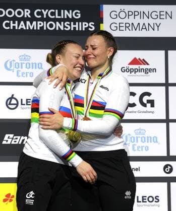 BAU 09.11.2025 Göppingen Kunstrad UCI Hallenrad WM 2025, 2er Damen Weltmeisterinnen, v.l. Henny Kirst (GER) und Antonia Bärk (GER) freuen sich bei der Siegerehrung