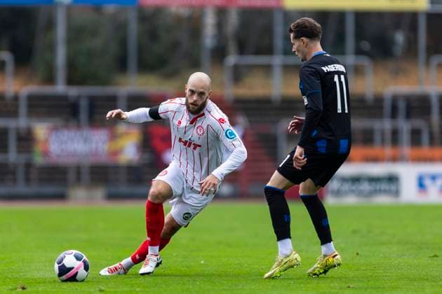 Regionalliga West: Fortuna Köln - SC Paderborn U21, U 21 09.11.2025 Adrian Stanilewicz (Fortuna Köln, 20), Georg Ermolaev (SC Paderborn U21, 11). Regionalliga West, Fortuna Köln - SC Paderborn U21, 15. Spieltag, am 09.11.2025, Südstadion, Köln Copyright: xBEAUTIFULxSPORTS Meuselx