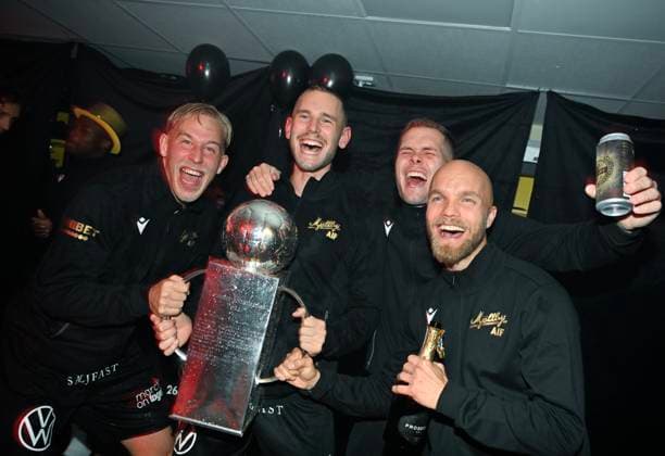 HÄLLEVIK , SVERIGE 20251109 Mjällbys Herman Johansson, Adam Petersson, Jacob Bergström och Viktor Gustafsson firar med SM-pokalen i omklädningsrummet efter söndagens fotbollsmatch i allsvenskans sista omgang mellan Mjällby AIF och BK Häcken pa Strandvallen. HÄLLEVIK SVERIGE x50090x Copyright: xJohanxNilsson TTx ALLSVENSKAN MJÄLLBY-HÄCKEN